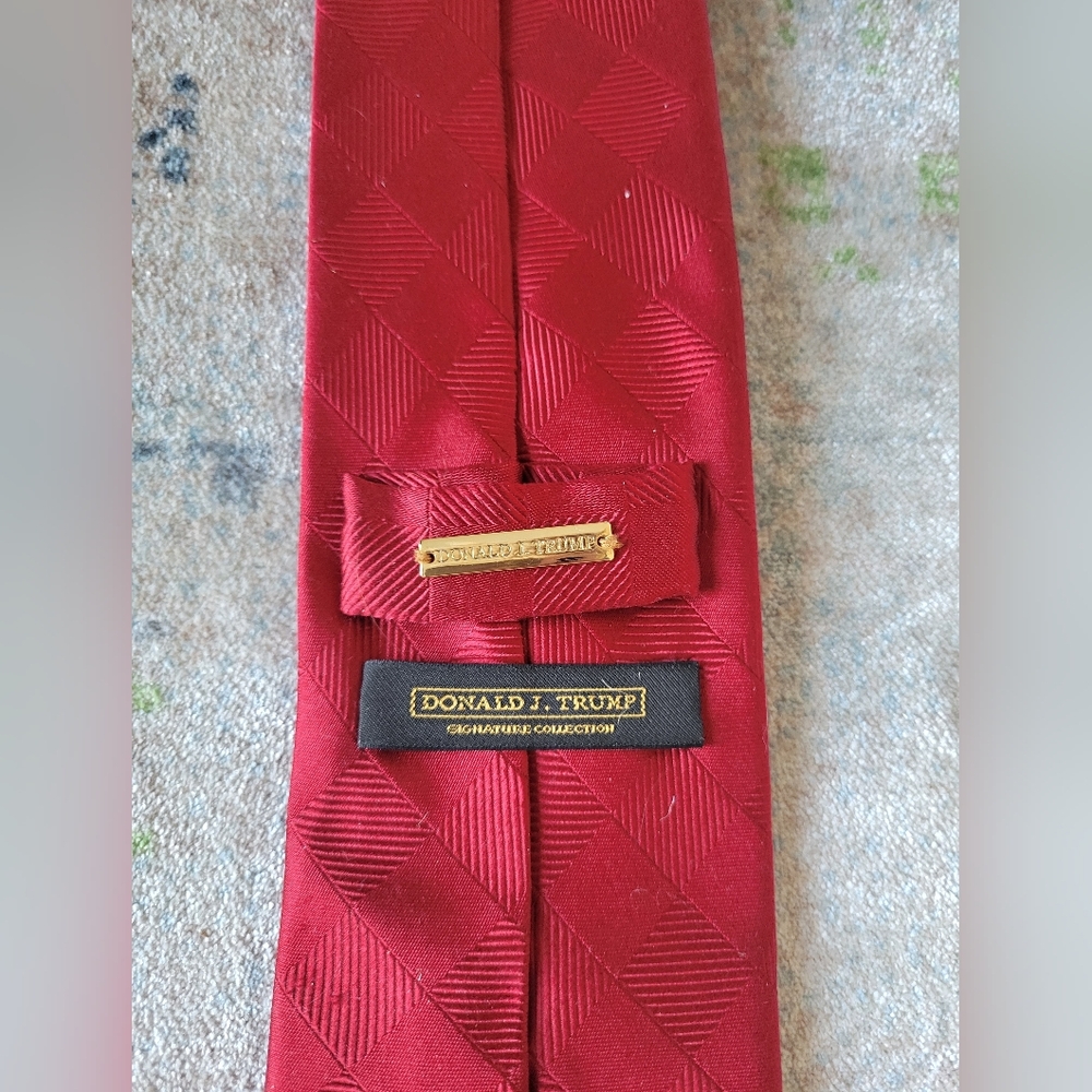 Donald J. Trump Signature Collection Red Silk Tie | Handmade - Picture 2 of 2
